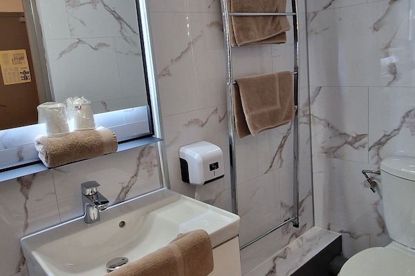 Quarto casal | Banheiro | Secador de cabelo (mediante solicitação), toalhas de banho