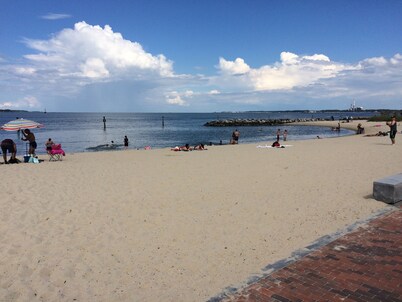 Private 2,000 Sq Ft Cottage in Historic Yorktown- w/ trolley access