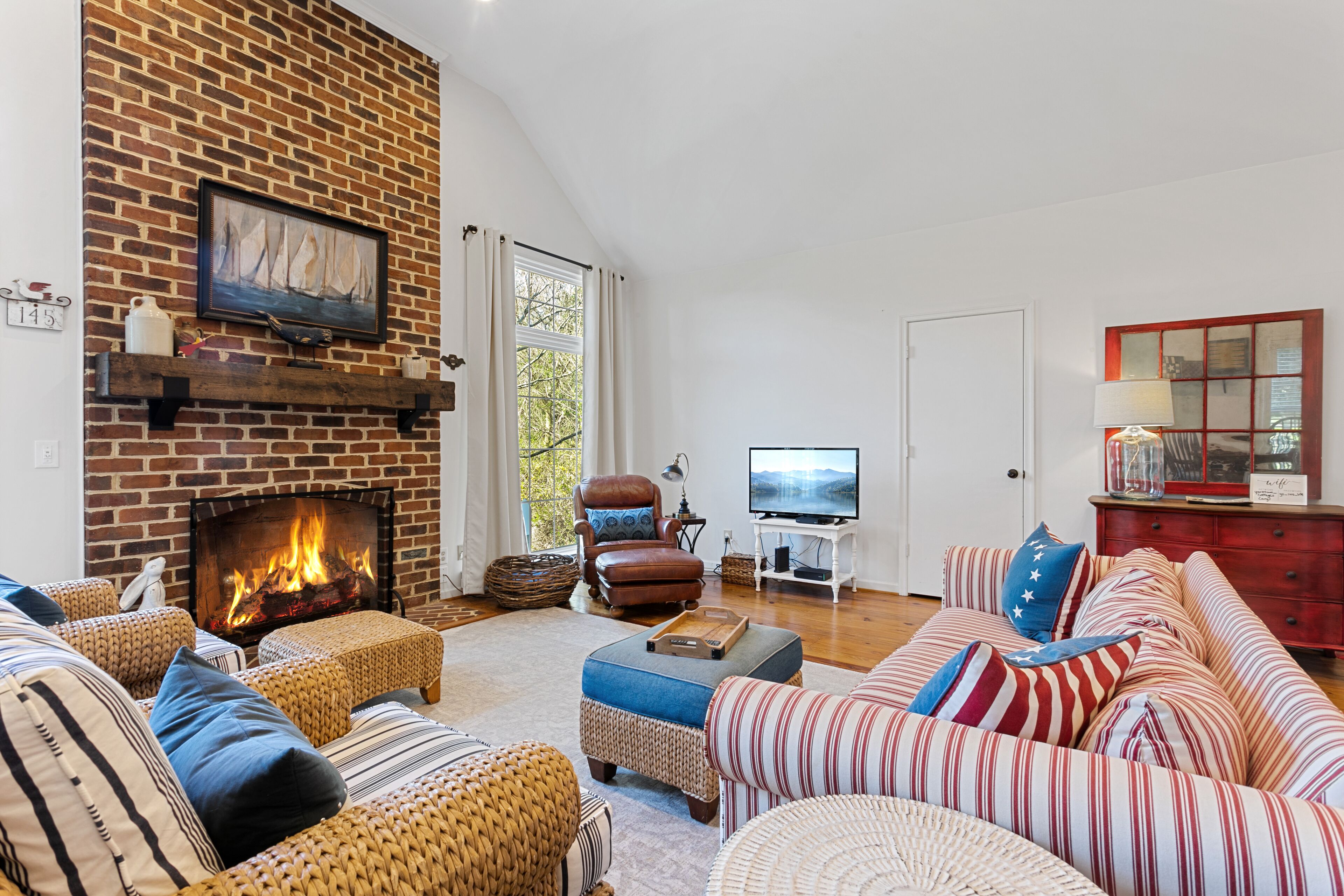 TV connectée, cheminée, livres