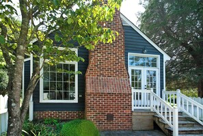 Exterior - Private 2,000 Sq Ft Cottage in Historic Yorktown- w/ trolley access (Yorktown)