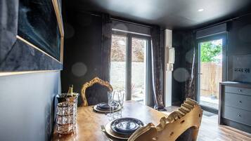 Love Room Ô plaisirs charnels | Private kitchen | Fridge, microwave, oven, stovetop