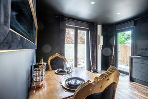 Love Room Ô plaisirs charnels | Cocina privada | Refrigerador, microondas, horno y parrilla de estufa 