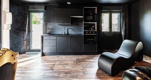 Love Room Ô plaisirs charnels | Cocina privada | Refrigerador, microondas, horno y parrilla de estufa 