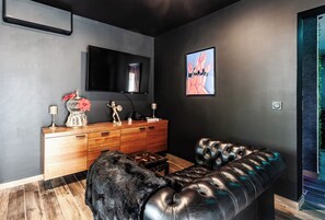 Love Room Ô plaisirs charnels | Zona de estar | Una televisión de pantalla plana