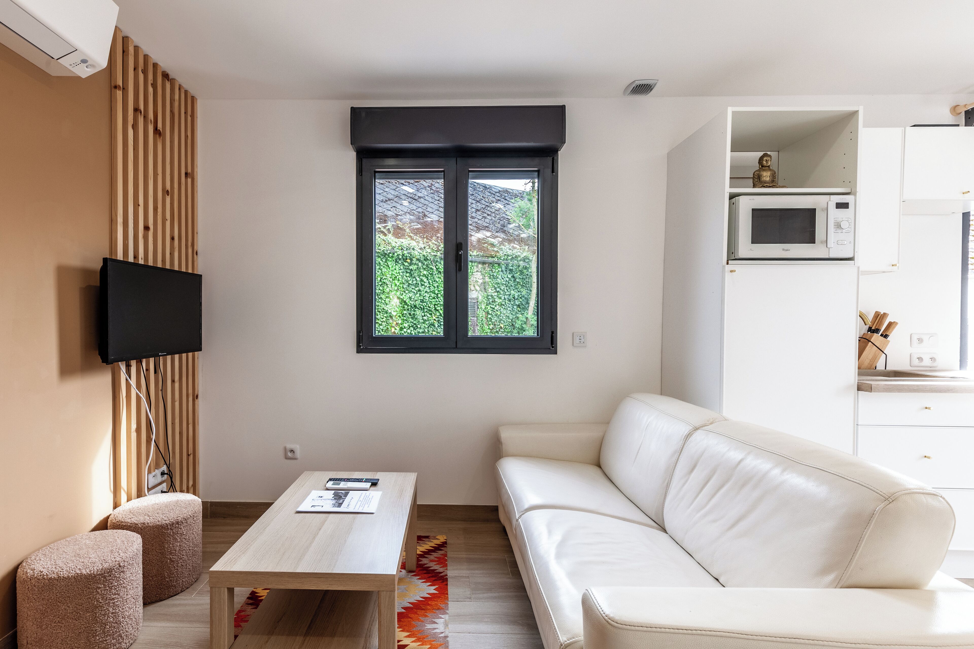 Comfort Quadruple Room (Duplex minimaliste) | Living area | Flat-screen TV