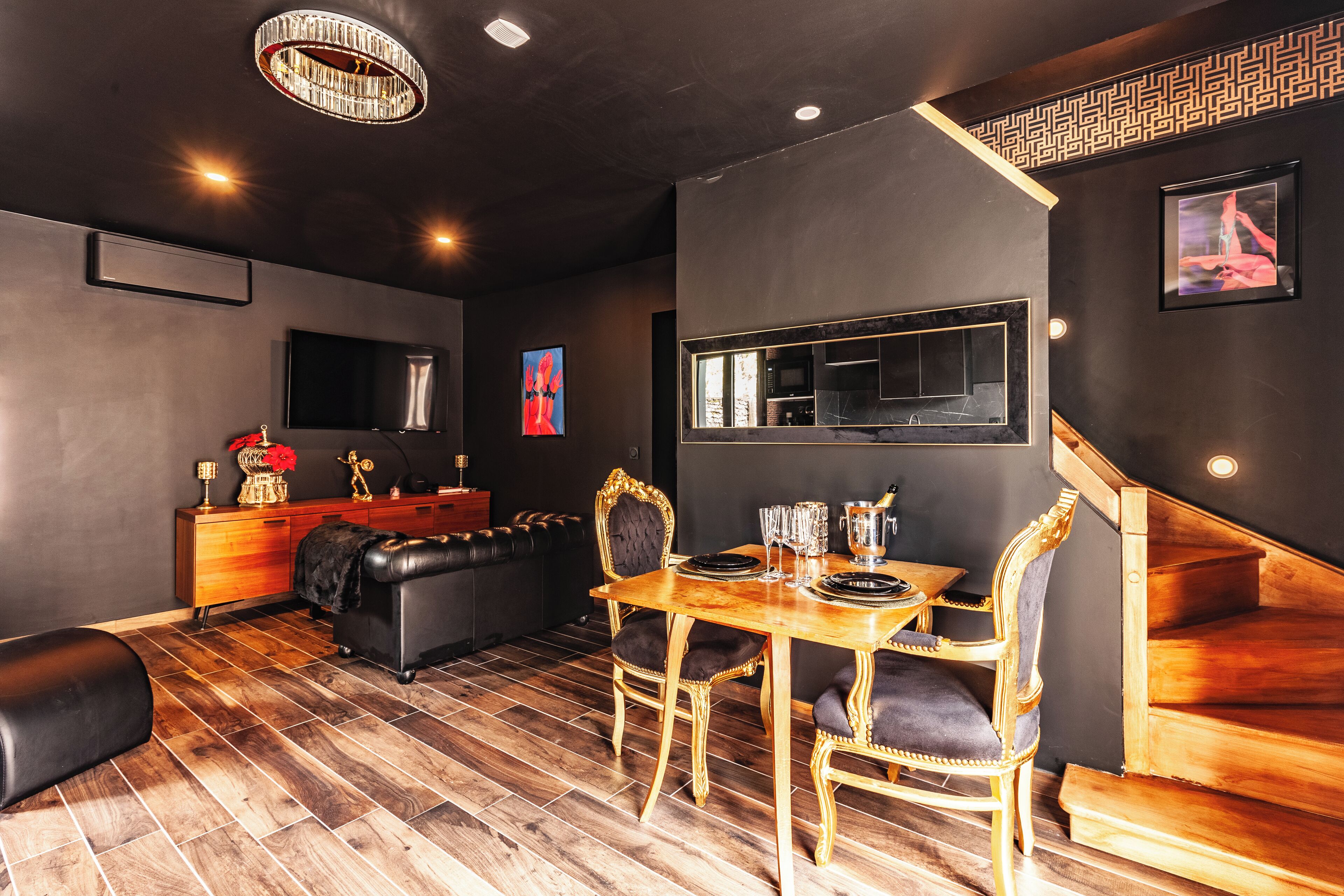 Love Room Ô plaisirs charnels | リビング エリア | 薄型テレビ