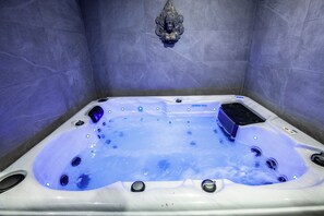 Love Room Ô plaisirs charnels | バスルーム | シャワー、  バスアメニティ (無料)、ヘアドライヤー、タオル
