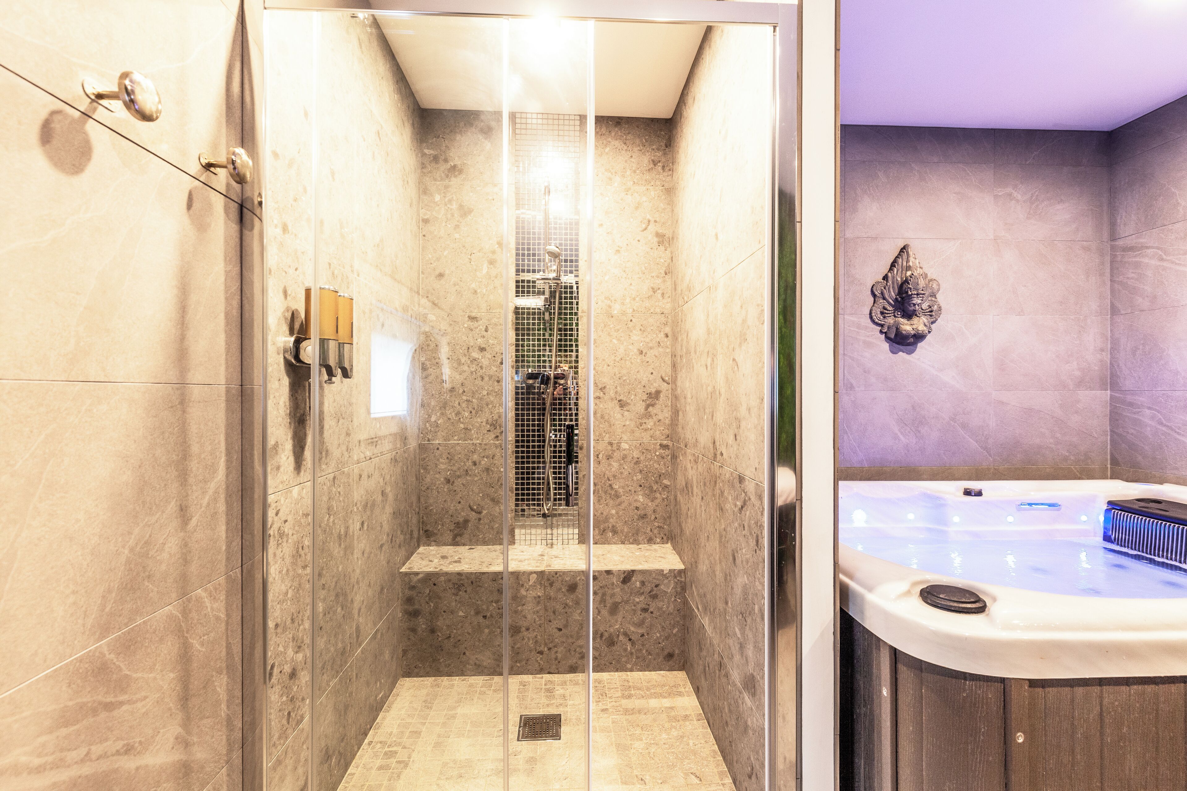 Deluxe tweepersoonskamer | Badkamer | Een douche, gratis toiletartikelen, een haardroger, handdoeken