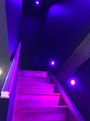 Love Room Ô plaisirs charnels | 1 室のベッドルーム、遮光カーテン、防音設備、アイロン / アイロン台