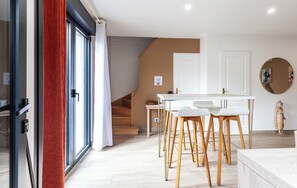 Habitación cuádruple Confort (Duplex minimaliste) | Cocina privada | Refrigerador, microondas, horno y parrilla de estufa 