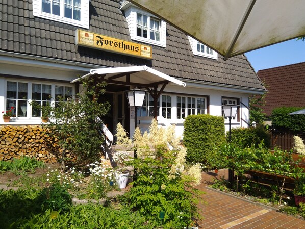 A traditional building with a sign reading "Forsthaus". - Hotel Forsthaus Sellin (Sellin)