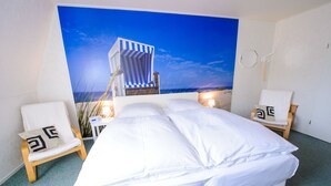 Dobbeltrom – comfort, 1 queensize-seng | Safe på rommet, wi-fi (inkludert) og individuelt dekorert