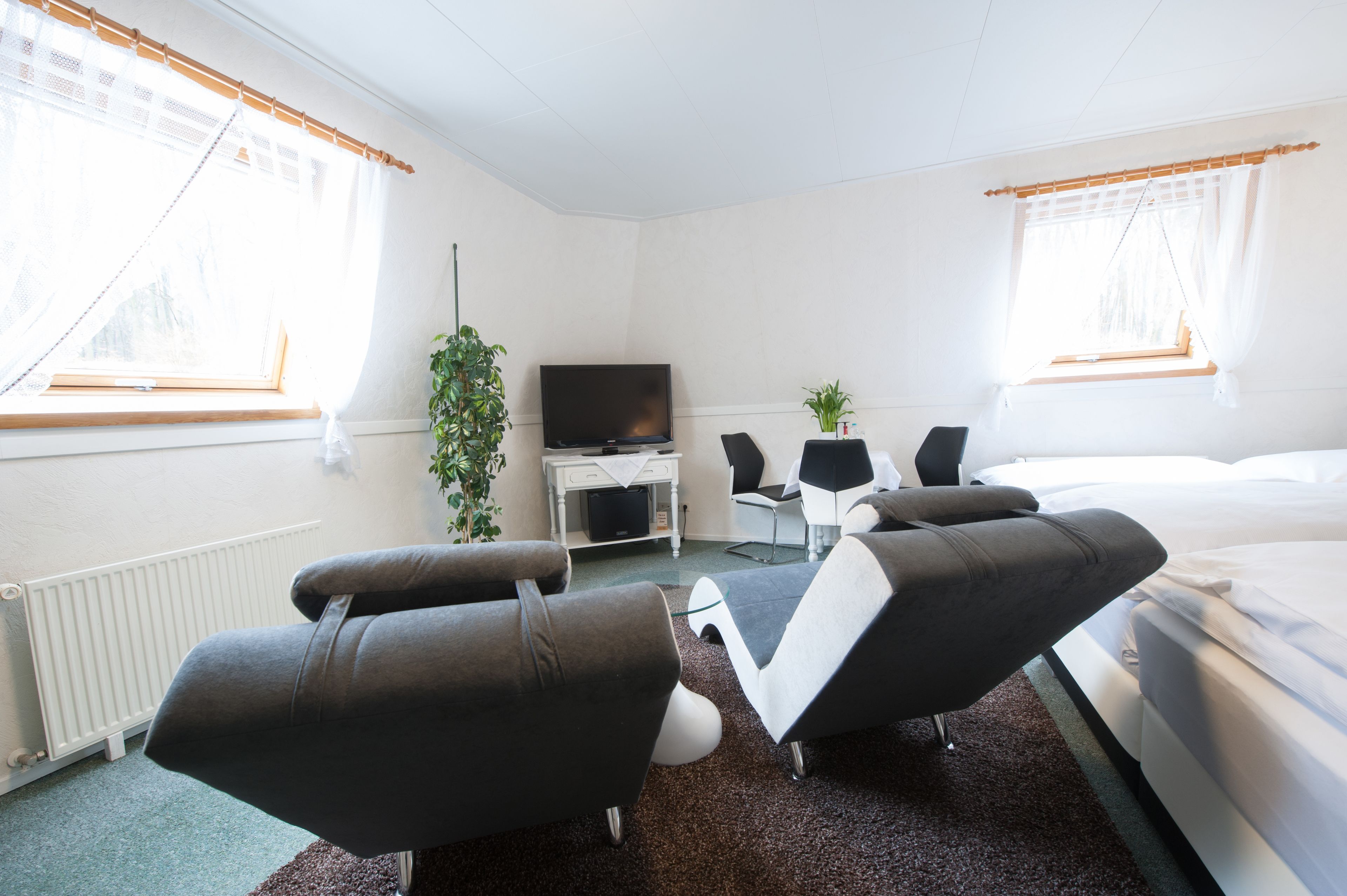 family suite, 1 queen bed | 1 bedroom, in-room safe, individually decorated, free wifi