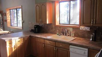 Réfrigérateur, micro-ondes, plaque de cuisson, lave-vaisselle