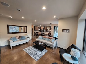 TV, fireplace, DVD player, foosball - Bend River Retreat (Bend)