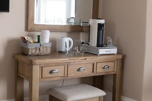 Escritorio, espacio para trabajar con laptop y wifi gratis 