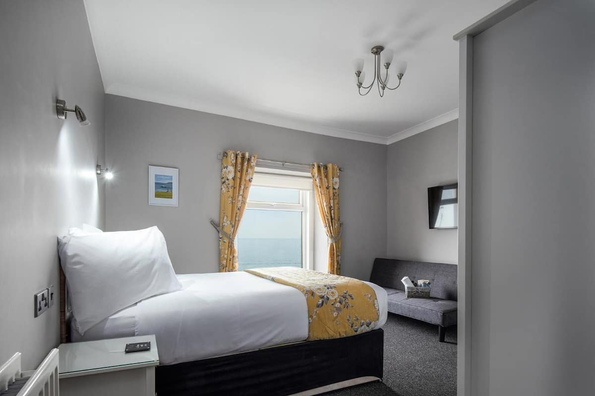 Chambre Sénior, vue sur la mer | Bureau, espace de travail pour ordinateurs portables