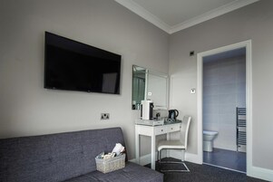 Escritorio, espacio para trabajar con laptop y wifi gratis 