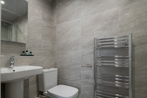Kamar Double Premium | Kamar mandi | Shower, perlengkapan mandi gratis, pengering rambut, dan handuk
