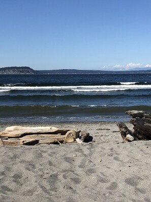 Rannalla, aurinkotuoleja, rantapyyhkeitä