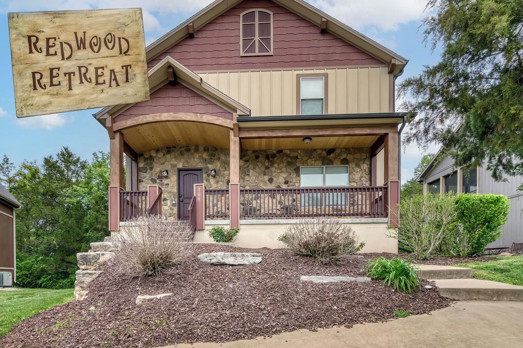 Private Deck & Patio with Hot Tub / ALL King Beds / Zero Entry Pool