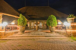 Fachada de la propiedad por la tarde o noche