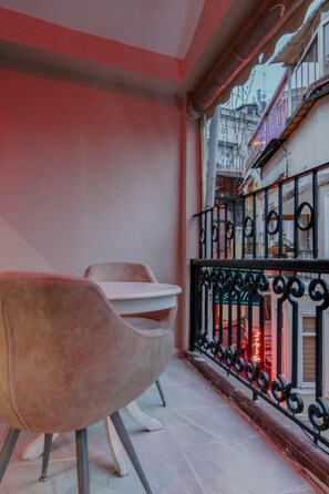 Deluxe Suite | In-room safe, desk, bed sheets