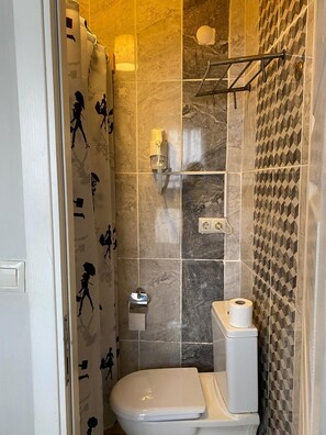 BED IN A BOYS' DORMITORY ROOM | Baño compartido