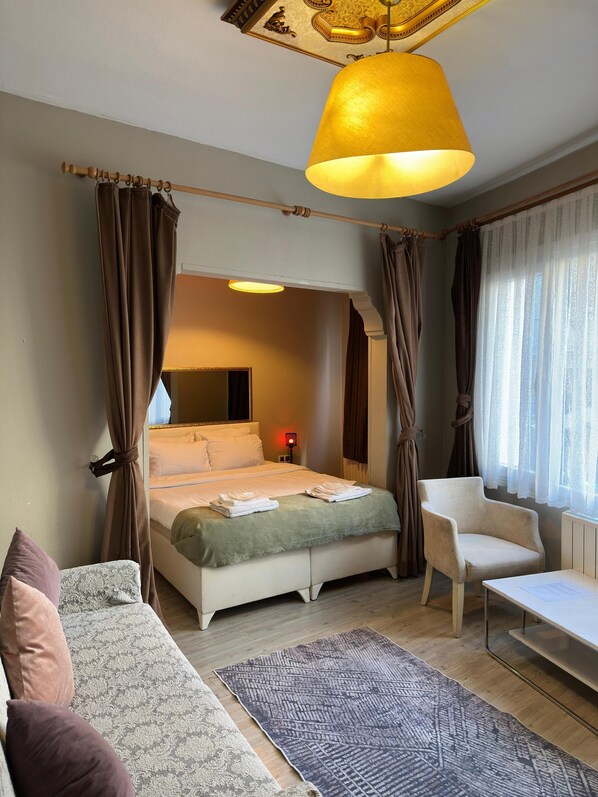 Family Quadruple Room | In-room safe, desk, bed sheets