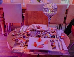 Breakfast, lunch, dinner served; international cuisine