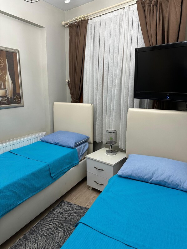 BED IN WOMAN DORMITORY ROOM | In-room safe, desk, bed sheets - Chez Bore  (Istanbul)