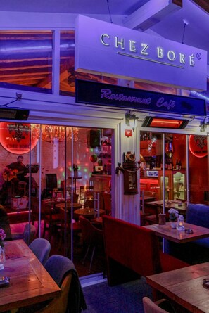 Breakfast, lunch and dinner served - Chez Bore  (Istanbul)