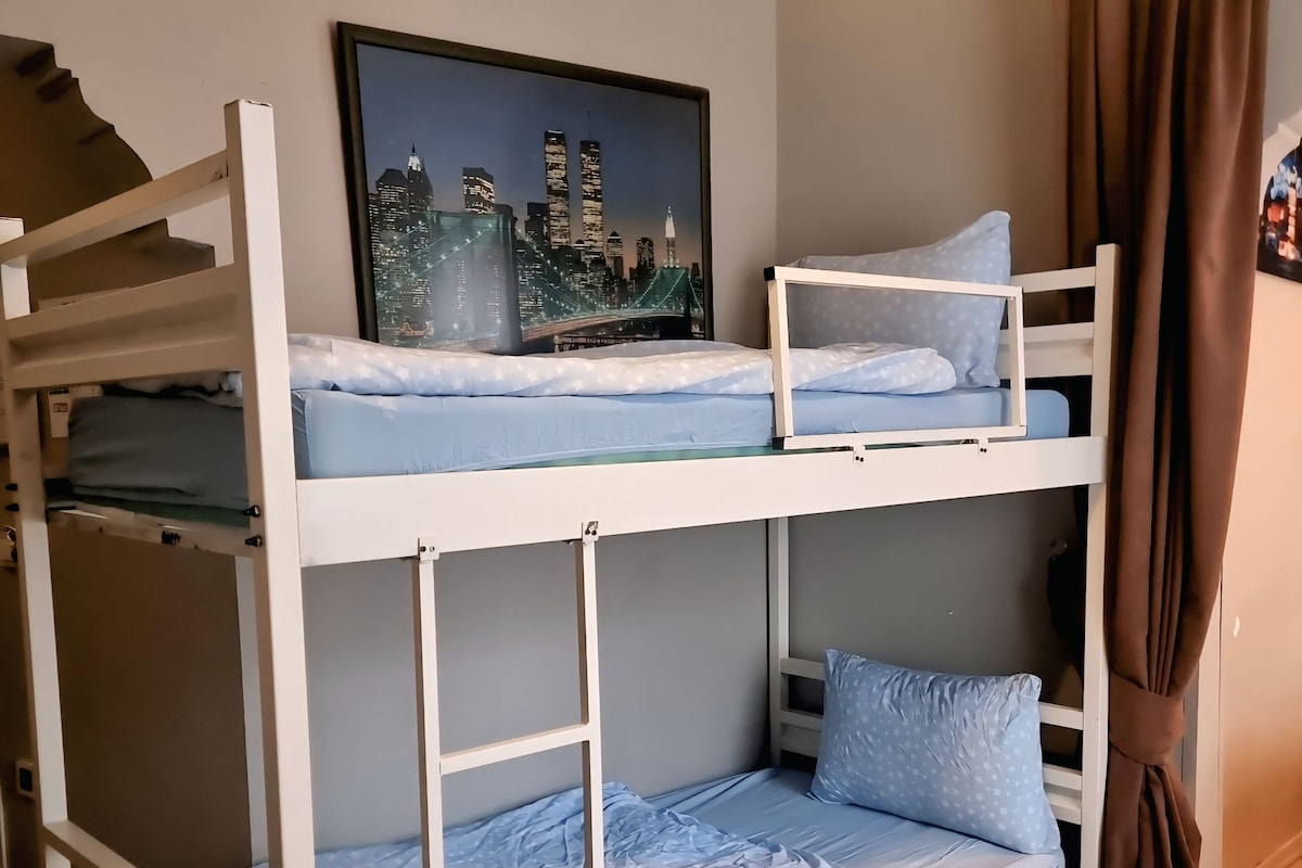 Deluxe Male Dormitory Room | 객실 내 금고, 책상, 침대 시트
