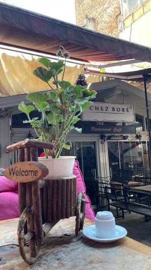 In-room safe, desk, bed sheets - Chez Bore  (Istanbul)
