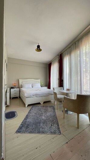 خزنة داخل الغرفة ومكتب وملاءات أسرّة