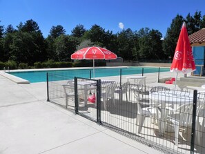 حمّام سباحة خارجي موسمي، مظلات على حمّام السباحة، مقاعد للتشمس