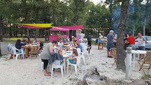 Outdoor dining - Camping du Défends (Sault)