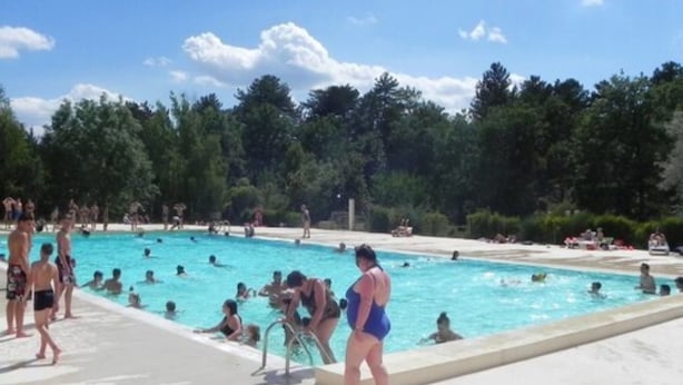 Seasonal outdoor pool, pool umbrellas, sun loungers - Camping du Défends (Sault)