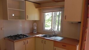 Mobile Home | Private kitchenette | Fridge, microwave, stovetop, dishwasher - Camping du Défends (Sault)