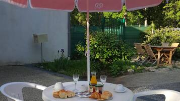 Bữa sáng kiểu Âu hàng ngày (7 EUR/mỗi người)