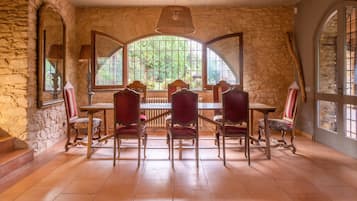 Luxury Cottage, 5 Bedrooms, Pool View (13 pax) | Desk, blackout drapes, iron/ironing board, free WiFi