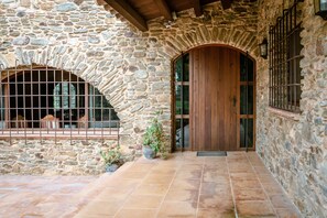 Escritorio, cortinas blackout y tabla de planchar con plancha