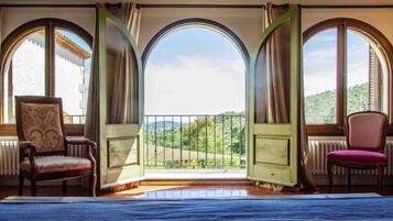 Bureau, rideaux occultants, fer et planche Ă repasser, Wi-Fi gratuit