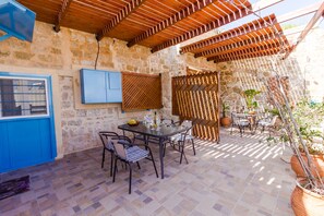 Doppelzimmer, 2 Schlafzimmer, Stadtblick | Terrasse/Patio