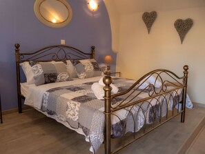 1 habitación, caja de seguridad en la habitación y escritorio