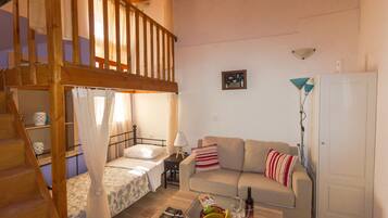 Herbergi með tvíbreiðu rúmi - 2 svefnherbergi - borgarsýn | 1 svefnherbergi, öryggishólf í herbergi, skrifborð, straujárn/strauborð