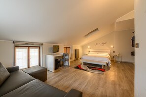 Deluxe Double Room | Premium bedding, minibar, in-room safe, desk - Hotel Perpoin (Saluzzo)