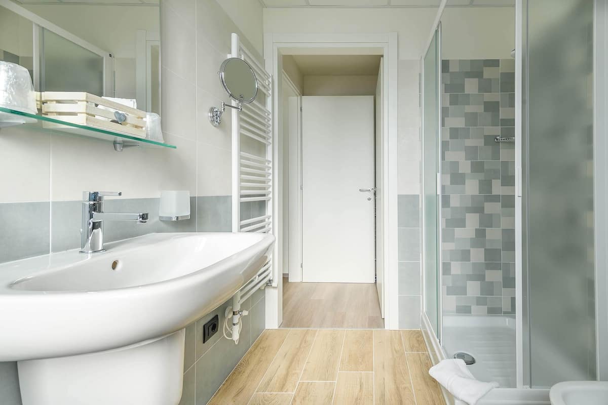 comfort double or twin room | bathroom | shower, free toiletries, hair dryer, slippers