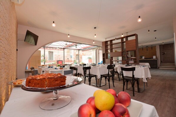 Free daily buffet breakfast - Hotel Perpoin (Saluzzo)