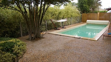 Piscina stagionale all'aperto, ombrelloni da piscina, lettini